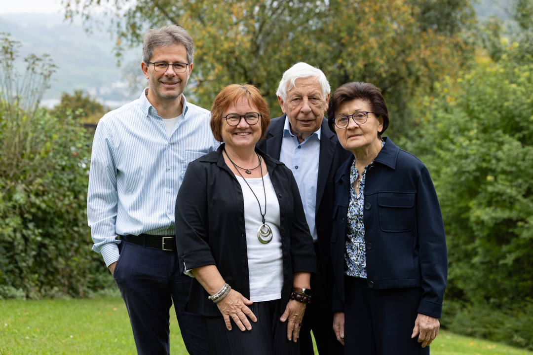 Team Steuerberater Mäder an einem Tisch